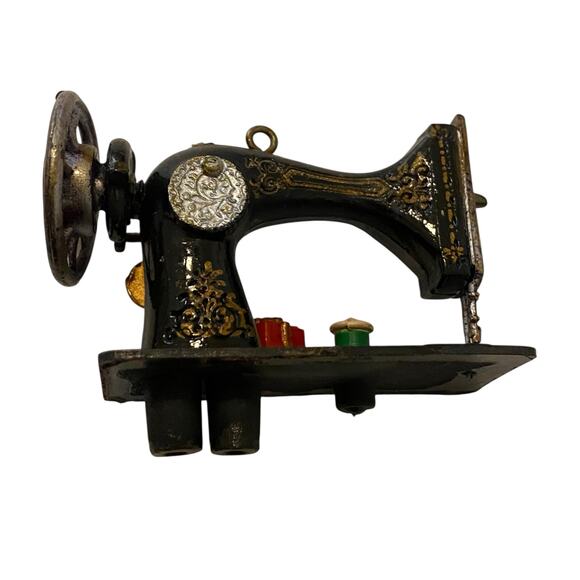 LOT of 2 Vintage Miniature Sewing Machines* FLAWED * ACME Dollhouse Magnet - Picture 7 of 10